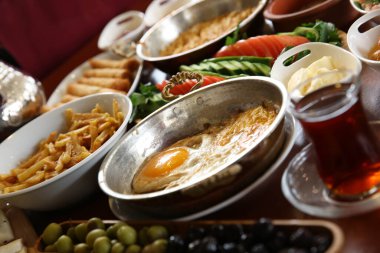 Geleneksel Türk ve Yunan yemek meze masası