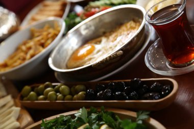 Geleneksel Türk ve Yunan yemek meze masası