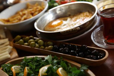 Geleneksel Türk ve Yunan yemek meze masası