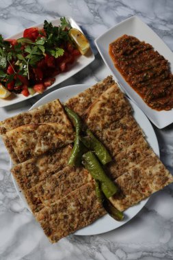 Geleneksel Türkçe fırında pide. Türk pizzası, Orta Doğu aperatifleri. Türk mutfağı. Et ile doldurulmuş çam