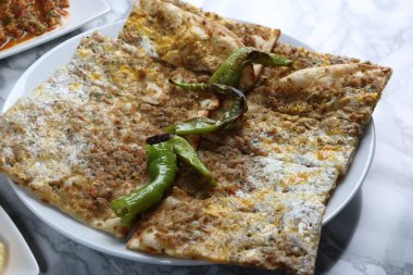 Geleneksel Türkçe fırında pide. Türk pizzası, Orta Doğu aperatifleri. Türk mutfağı. Et ile doldurulmuş çam