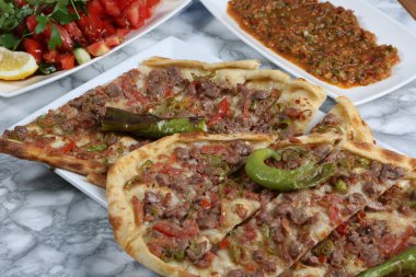 Geleneksel Türkçe fırında pide. Türk pizzası, Orta Doğu aperatifleri. Türk mutfağı. Et ile doldurulmuş çam