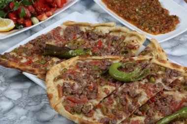 Geleneksel Türkçe fırında pide. Türk pizzası, Orta Doğu aperatifleri. Türk mutfağı. Et ile doldurulmuş çam