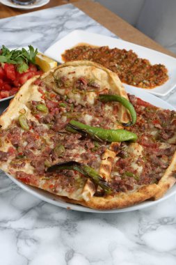 Geleneksel Türkçe fırında pide. Türk pizzası, Orta Doğu aperatifleri. Türk mutfağı. Et ile doldurulmuş çam