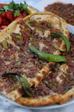 Geleneksel Türkçe fırında pide. Türk pizzası, Orta Doğu aperatifleri. Türk mutfağı. Et ile doldurulmuş çam