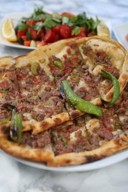 Geleneksel Türkçe fırında pide. Türk pizzası, Orta Doğu aperatifleri. Türk mutfağı. Et ile doldurulmuş çam