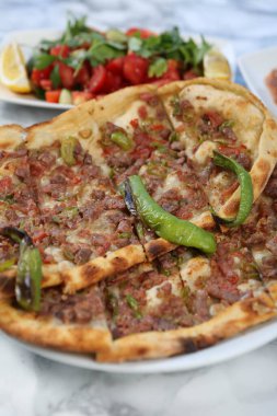 Geleneksel Türkçe fırında pide. Türk pizzası, Orta Doğu aperatifleri. Türk mutfağı. Et ile doldurulmuş çam