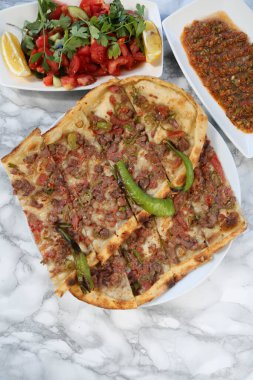 Geleneksel Türkçe fırında pide. Türk pizzası, Orta Doğu aperatifleri. Türk mutfağı. Et ile doldurulmuş çam