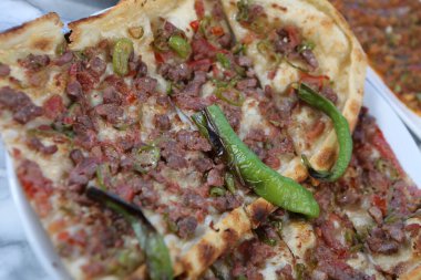 Geleneksel Türkçe fırında pide. Türk pizzası, Orta Doğu aperatifleri. Türk mutfağı. Et ile doldurulmuş çam