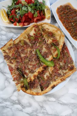 Geleneksel Türkçe fırında pide. Türk pizzası, Orta Doğu aperatifleri. Türk mutfağı. Et ile doldurulmuş çam