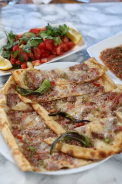 Geleneksel Türkçe fırında pide. Türk pizzası, Orta Doğu aperatifleri. Türk mutfağı. Et ile doldurulmuş çam