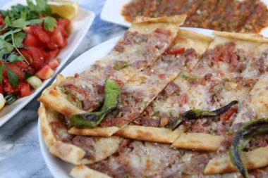 Geleneksel Türkçe fırında pide. Türk pizzası, Orta Doğu aperatifleri. Türk mutfağı. Et ile doldurulmuş çam