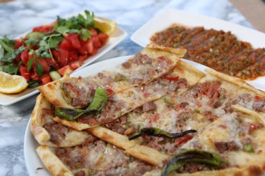 Geleneksel Türkçe fırında pide. Türk pizzası, Orta Doğu aperatifleri. Türk mutfağı. Et ile doldurulmuş çam