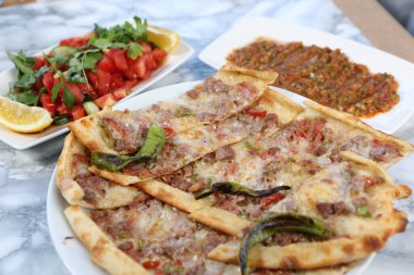 Geleneksel Türkçe fırında pide. Türk pizzası, Orta Doğu aperatifleri. Türk mutfağı. Et ile doldurulmuş çam
