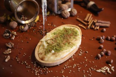 Türk tatlısı, kunafa, kaday fıstığı tozu ve peynirli sıcak yenilen tatlı