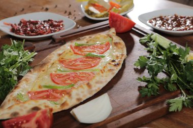 Geleneksel Türkçe fırında pide. Türk pizzası, Orta Doğu aperatifleri. Türk mutfağı. Et ile doldurulmuş çam