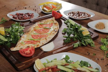 Geleneksel Türkçe fırında pide. Türk pizzası, Orta Doğu aperatifleri. Türk mutfağı. Et ile doldurulmuş çam