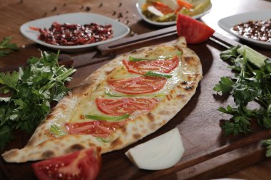 Geleneksel Türkçe fırında pide. Türk pizzası, Orta Doğu aperatifleri. Türk mutfağı. Et ile doldurulmuş çam