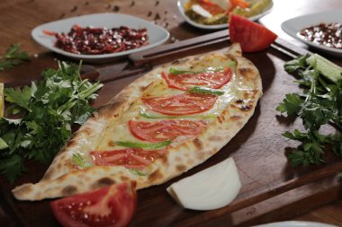 Geleneksel Türkçe fırında pide. Türk pizzası, Orta Doğu aperatifleri. Türk mutfağı. Et ile doldurulmuş çam