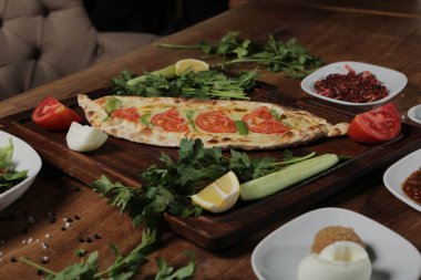 Geleneksel Türkçe fırında pide. Türk pizzası, Orta Doğu aperatifleri. Türk mutfağı. Et ile doldurulmuş çam