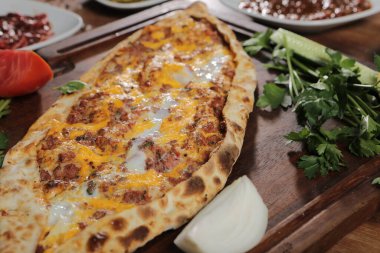 Geleneksel Türkçe fırında pide. Türk pizzası, Orta Doğu aperatifleri. Türk mutfağı. Et ile doldurulmuş çam