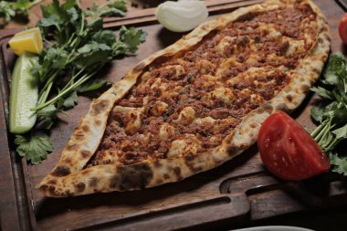 Geleneksel Türkçe fırında pide. Türk pizzası, Orta Doğu aperatifleri. Türk mutfağı. Et ile doldurulmuş çam