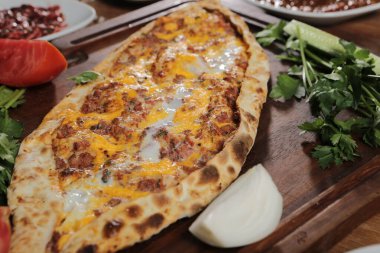 Geleneksel Türkçe fırında pide. Türk pizzası, Orta Doğu aperatifleri. Türk mutfağı. Et ile doldurulmuş çam