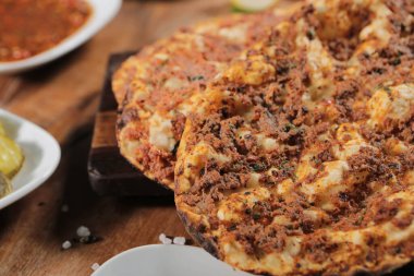 Geleneksel Türkçe fırında pide. Türk pizzası, Orta Doğu aperatifleri. Türk mutfağı. Et ile doldurulmuş çam