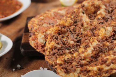 Geleneksel Türkçe fırında pide. Türk pizzası, Orta Doğu aperatifleri. Türk mutfağı. Et ile doldurulmuş çam