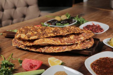 Geleneksel Türkçe fırında pide. Türk pizzası, Orta Doğu aperatifleri. Türk mutfağı. Et ile doldurulmuş çam