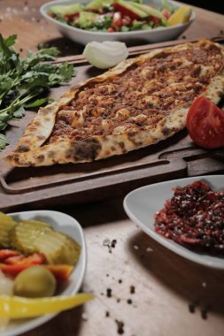 Geleneksel Türkçe fırında pide. Türk pizzası, Orta Doğu aperatifleri. Türk mutfağı. Et ile doldurulmuş çam