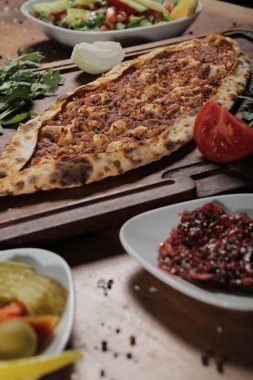 Geleneksel Türkçe fırında pide. Türk pizzası, Orta Doğu aperatifleri. Türk mutfağı. Et ile doldurulmuş çam