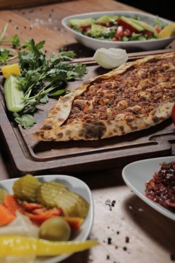 Geleneksel Türkçe fırında pide. Türk pizzası, Orta Doğu aperatifleri. Türk mutfağı. Et ile doldurulmuş çam