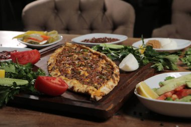 Geleneksel Türkçe fırında pide. Türk pizzası, Orta Doğu aperatifleri. Türk mutfağı. Et ile doldurulmuş çam