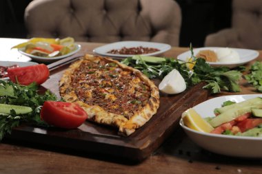 Geleneksel Türkçe fırında pide. Türk pizzası, Orta Doğu aperatifleri. Türk mutfağı. Et ile doldurulmuş çam