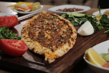 Geleneksel Türkçe fırında pide. Türk pizzası, Orta Doğu aperatifleri. Türk mutfağı. Et ile doldurulmuş çam