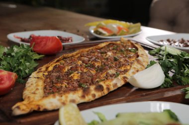 Geleneksel Türkçe fırında pide. Türk pizzası, Orta Doğu aperatifleri. Türk mutfağı. Et ile doldurulmuş çam
