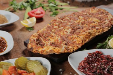 Geleneksel Türkçe fırında pide. Türk pizzası, Orta Doğu aperatifleri. Türk mutfağı. Et ile doldurulmuş çam