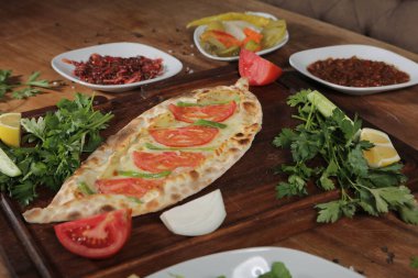 Geleneksel Türkçe fırında pide. Türk pizzası, Orta Doğu aperatifleri. Türk mutfağı. Et ile doldurulmuş çam