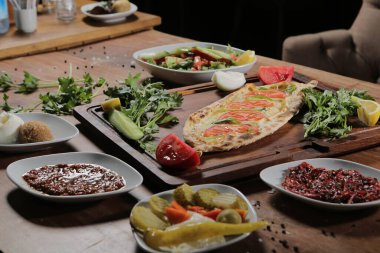 Geleneksel Türkçe fırında pide. Türk pizzası, Orta Doğu aperatifleri. Türk mutfağı. Et ile doldurulmuş çam