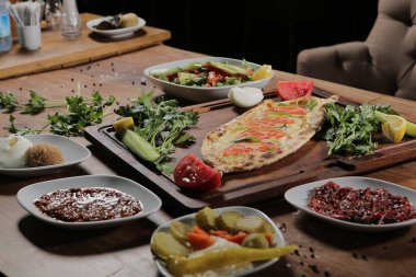 Geleneksel Türkçe fırında pide. Türk pizzası, Orta Doğu aperatifleri. Türk mutfağı. Et ile doldurulmuş çam