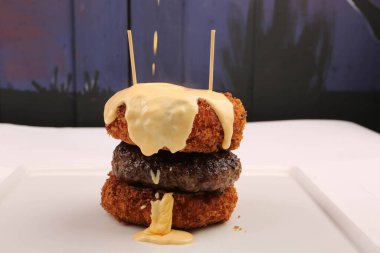 Taze sebzeli ev yapımı hamburger.