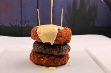 Taze sebzeli ev yapımı hamburger.