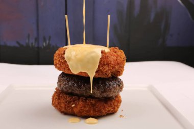 Taze sebzeli ev yapımı hamburger.