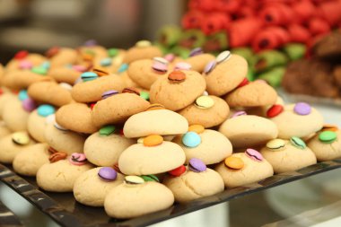 Bir grup çeşit kurabiye. Çikolata parçacıklı, yulaflı, kuru üzümlü, beyaz çikolatalı.