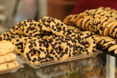 Bir grup çeşit kurabiye. Çikolata parçacıklı, yulaflı, kuru üzümlü, beyaz çikolatalı.