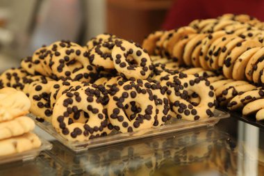 Bir grup çeşit kurabiye. Çikolata parçacıklı, yulaflı, kuru üzümlü, beyaz çikolatalı.