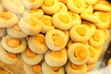 Bir grup çeşit kurabiye. Çikolata parçacıklı, yulaflı, kuru üzümlü, beyaz çikolatalı.