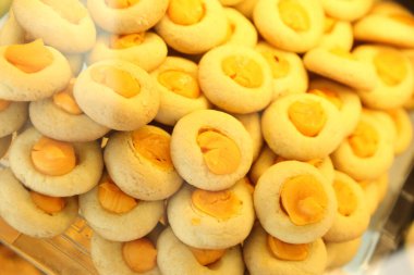 Bir grup çeşit kurabiye. Çikolata parçacıklı, yulaflı, kuru üzümlü, beyaz çikolatalı.