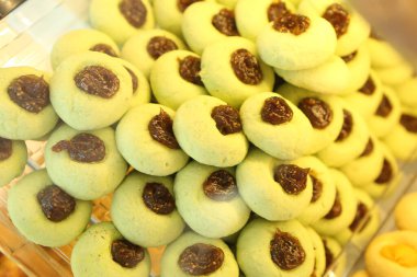 Bir grup çeşit kurabiye. Çikolata parçacıklı, yulaflı, kuru üzümlü, beyaz çikolatalı.